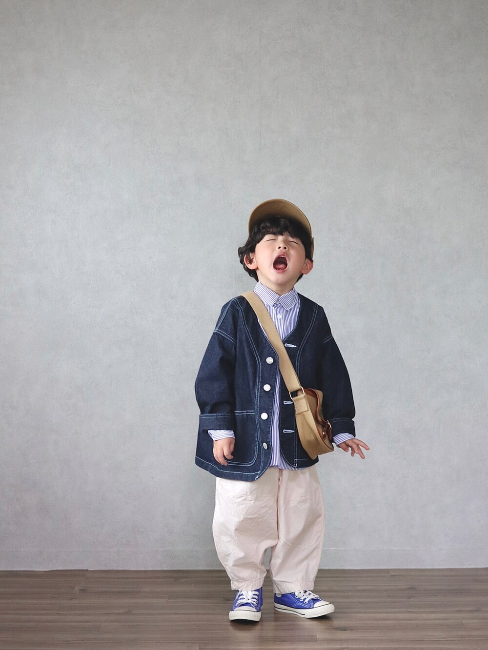 ブルー系のカバーオール、ブルー系のシャツ/ブラウス、ホワイト系のその他パンツを着用したキッズの春コーディネートの5枚目の写真
