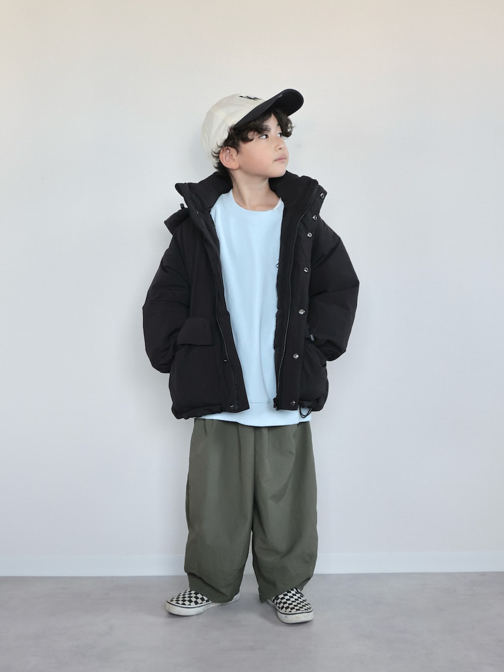 グリーン系のその他パンツ、ブルー系のスウェット、ブラック系のダウンジャケット/コートを着用したキッズの秋コーディネートの4枚目の写真
