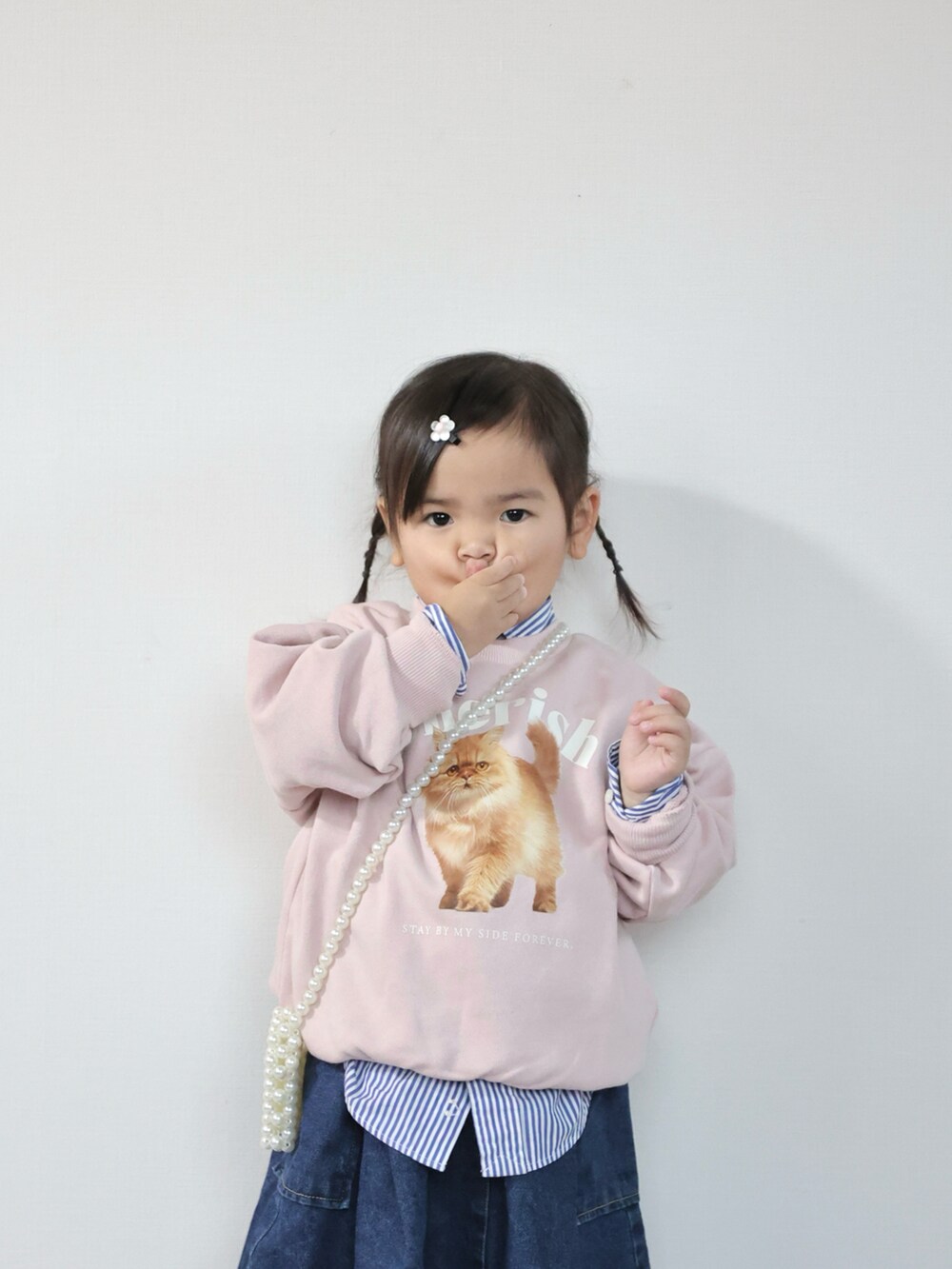 その他のスウェット、ブルー系のスカート、ブラウン系のモカシン/デッキシューズを着用したキッズの秋コーディネートの3枚目の写真