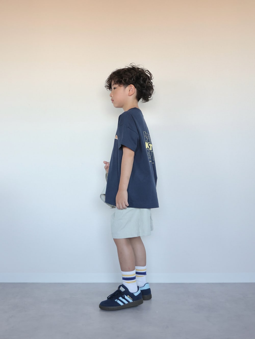 ブルー系のTシャツ/カットソー、グリーン系のセットアップ、ブルー系のスニーカーを着用したキッズの夏コーディネートの2枚目の写真