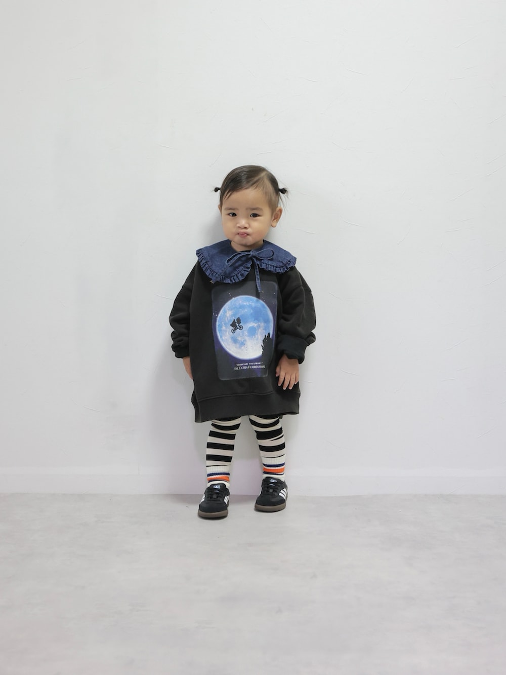 ブラック系のスウェット、ブラック系のスニーカー、ブラック系のレギンス/スパッツを着用したキッズの秋コーディネートの5枚目の写真