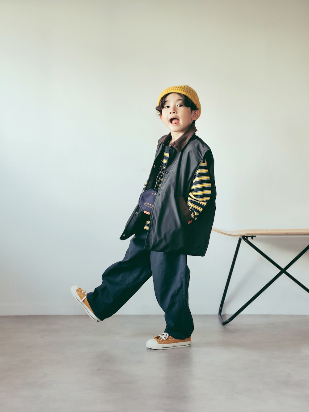 ブラック系のブルゾン、ブルー系のTシャツ/カットソー、ブルー系のその他パンツを着用したキッズの冬コーディネートの2枚目の写真