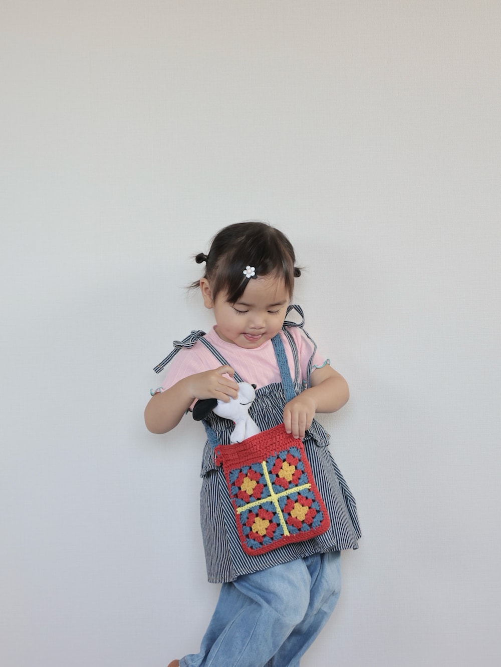 ピンク系のTシャツ/カットソー、その他のチュニック、ブルー系のその他パンツを着用したキッズの春コーディネートの2枚目の写真