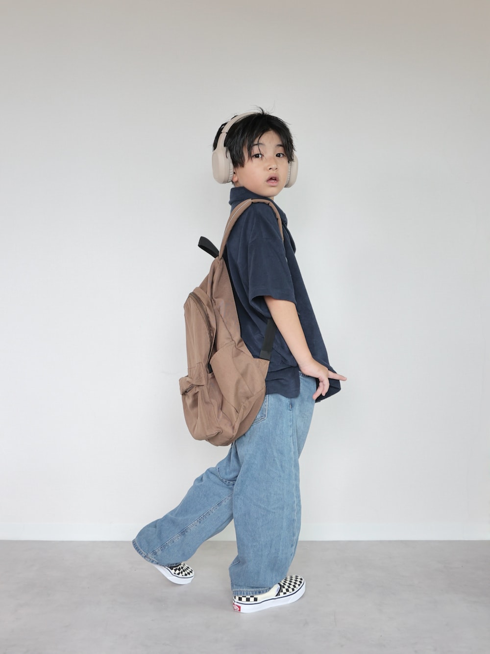 ブルー系のTシャツ/カットソー、ブルー系のパンツ、ブラック系のスリッポンを着用したキッズの夏コーディネートの4枚目の写真