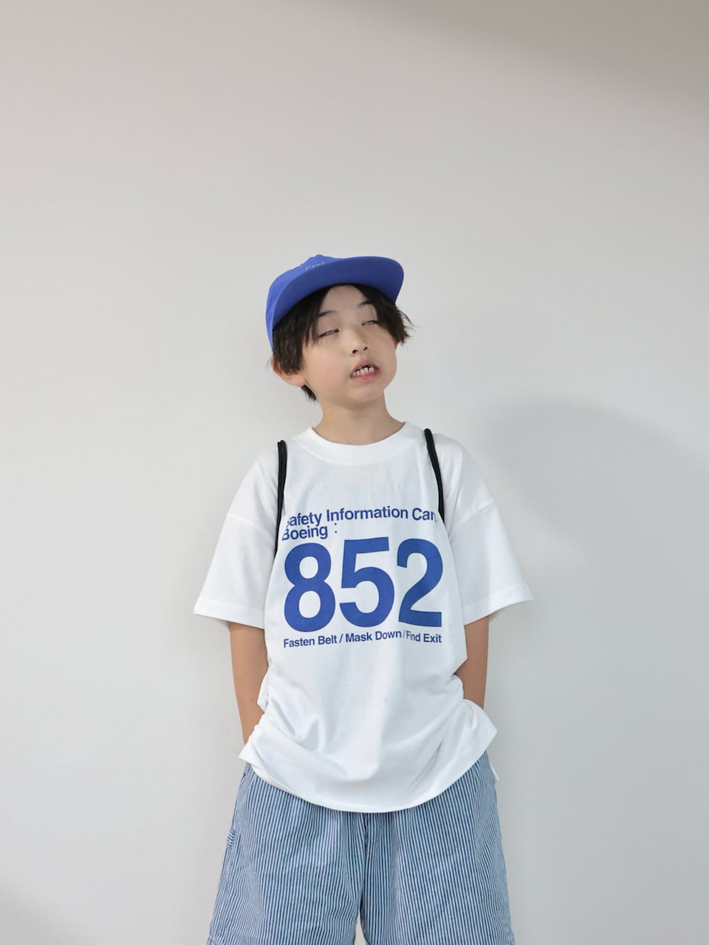 その他のデニムパンツ、ホワイト系のTシャツ/カットソー、ブラック系のスニーカーを着用したキッズの夏コーディネートの5枚目の写真