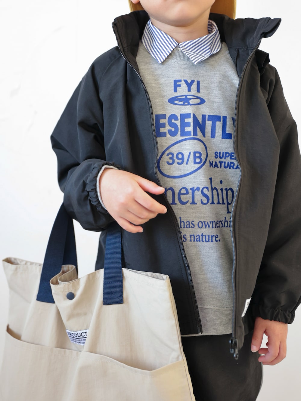 ブラック系のマウンテンパーカー、ブラック系のその他パンツ、グレー系のスウェットを着用したキッズの冬コーディネートの2枚目の写真