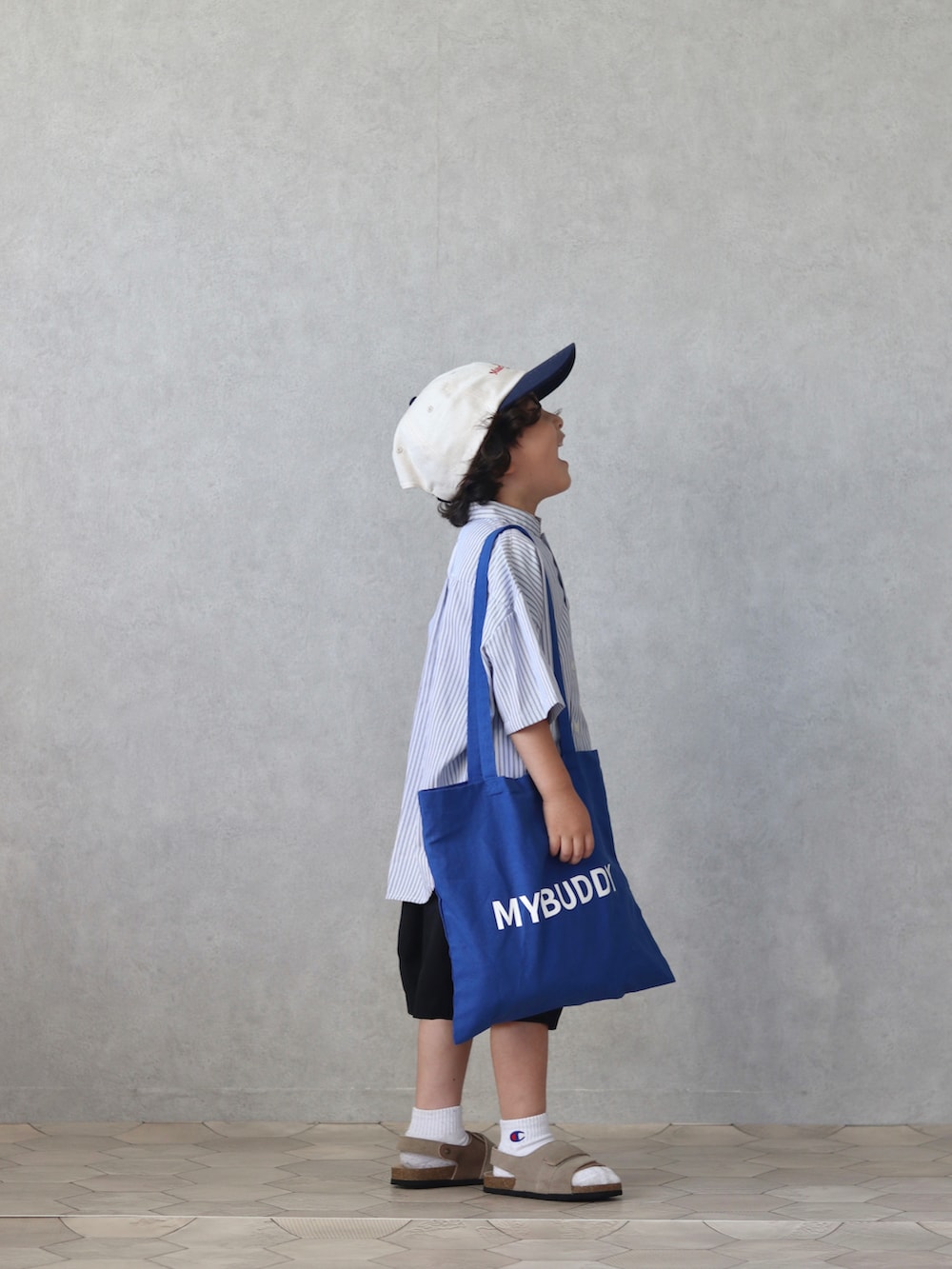 ブルー系のシャツ/ブラウス、ブラック系のその他パンツ、ベージュ系のサンダルを着用したキッズの夏コーディネートの4枚目の写真