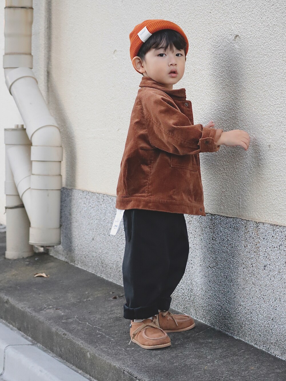 ブラウン系のブルゾン、ホワイト系のシャツ/ブラウス、ブラック系のその他パンツを着用したキッズの秋コーディネートの5枚目の写真