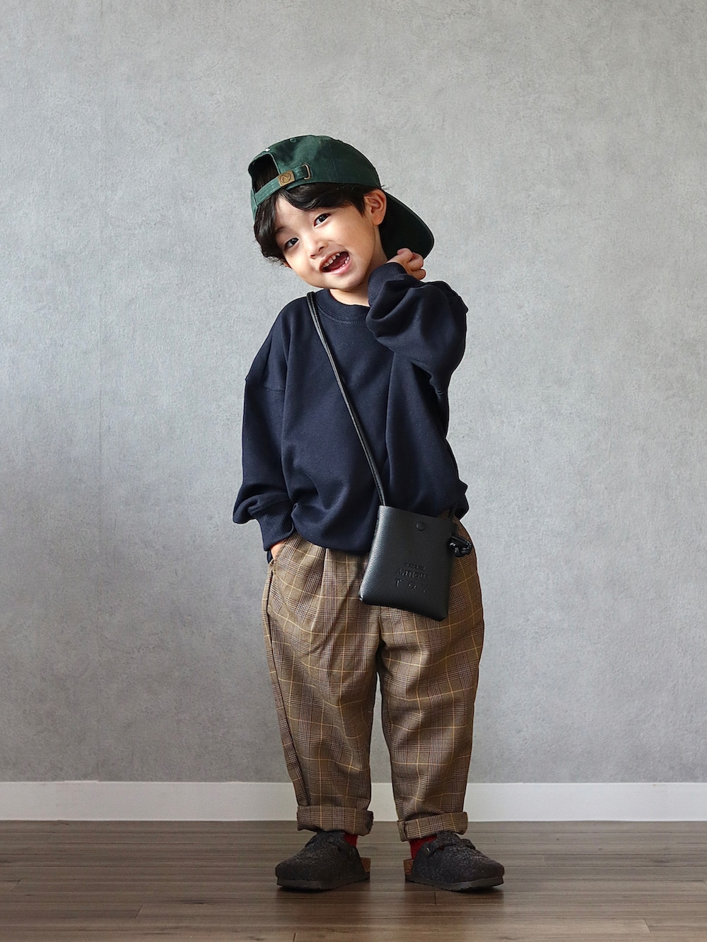 ブルー系のスウェット、ブラウン系のパンツ、グレー系のシューズを着用したキッズの秋コーディネートの3枚目の写真