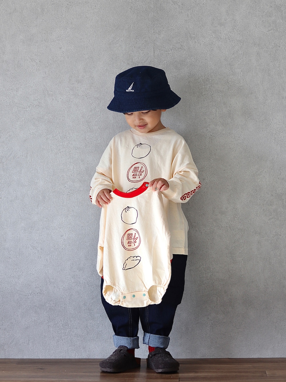 ホワイト系のTシャツ/カットソー、ブルー系のデニムパンツ、グレー系のシューズを着用したキッズの秋コーディネートの5枚目の写真