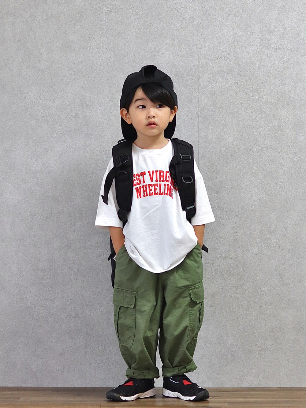 ホワイト系のTシャツ/カットソー、グリーン系のカーゴパンツ、ブラック系のスニーカーを着用したキッズの夏コーディネートの3枚目の写真