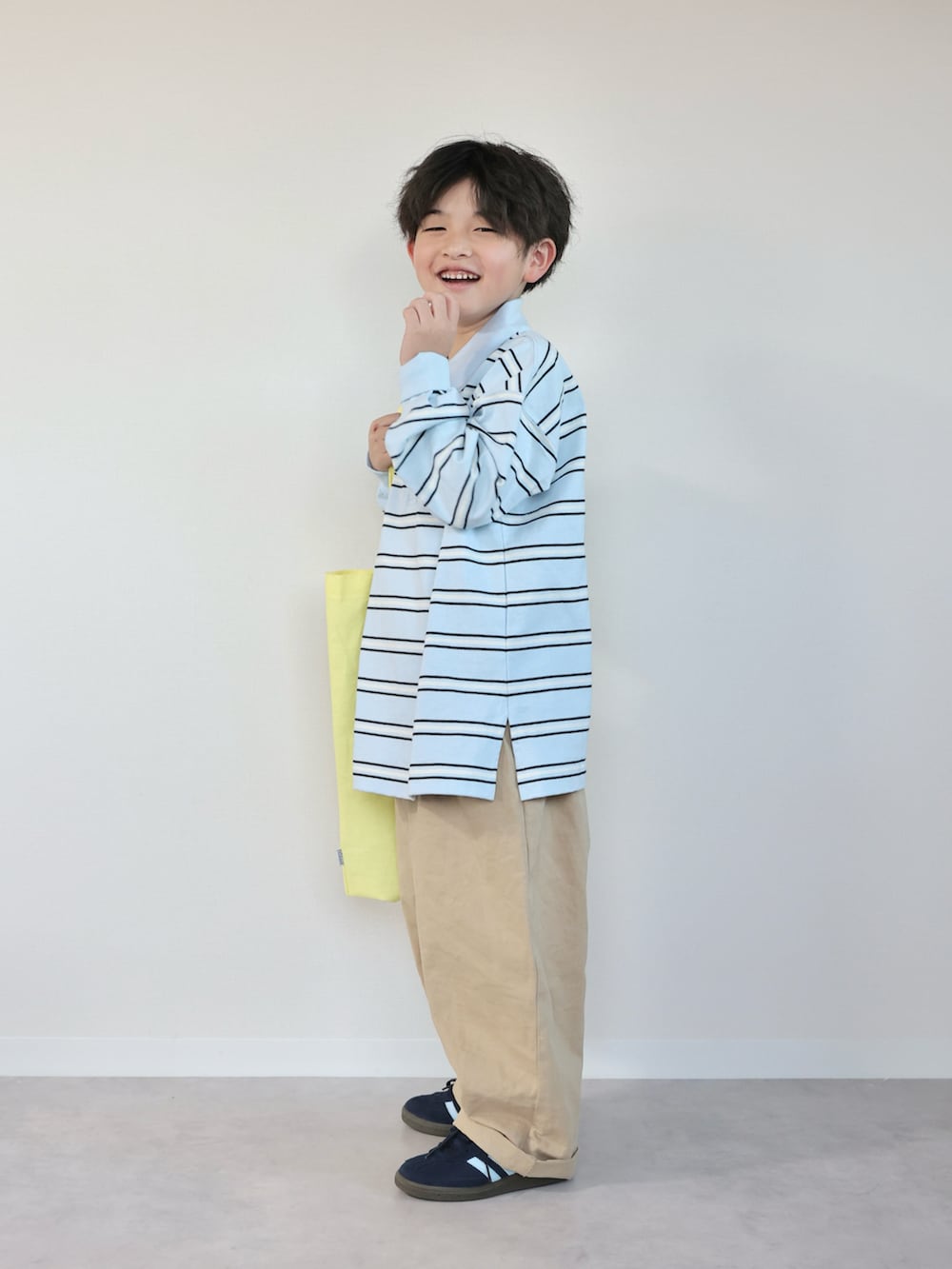 ブルー系のポロシャツ、ベージュ系のその他パンツ、ブルー系のスニーカーを着用したキッズの春コーディネートの4枚目の写真