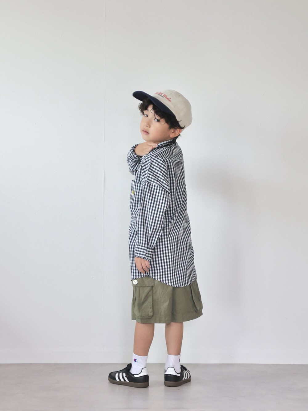 ブラック系のシャツ/ブラウス、グリーン系のカーゴパンツ、ブラック系のスニーカーを着用したキッズの秋コーディネートの3枚目の写真