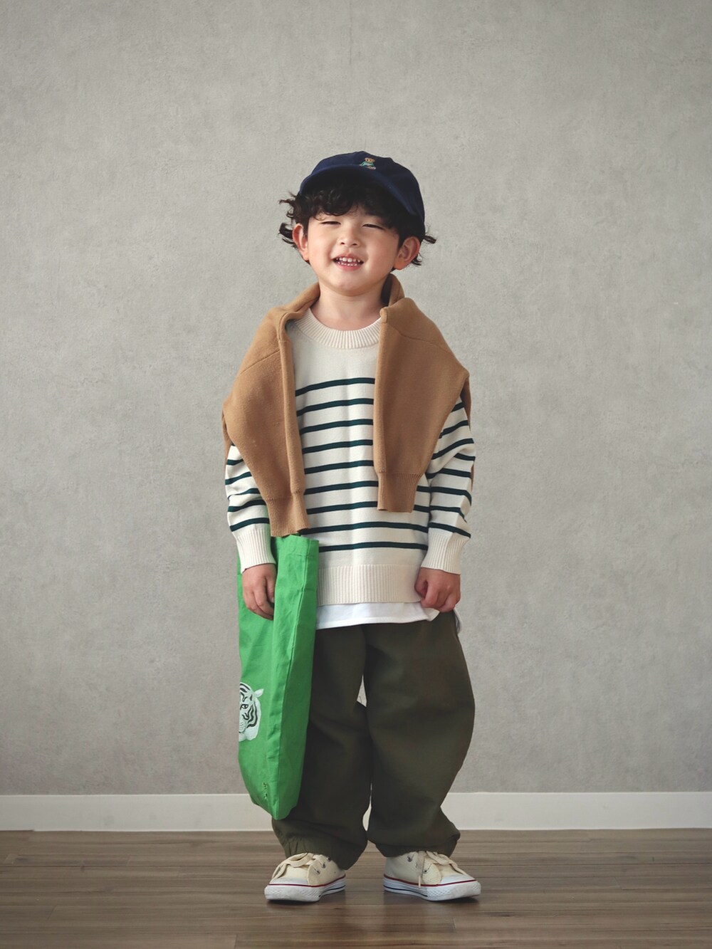 グリーン系のニット/セーター、グリーン系のカーゴパンツ、ブラウン系のカーディガン/ボレロを着用したキッズの春コーディネートの3枚目の写真