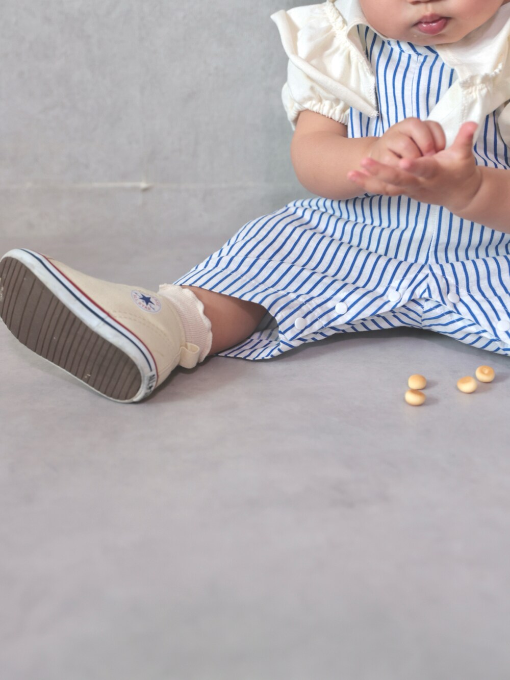 ホワイト系のTシャツ/カットソー、ホワイト系のスニーカー、ホワイト系のロンパースを着用したキッズの春コーディネートの2枚目の写真