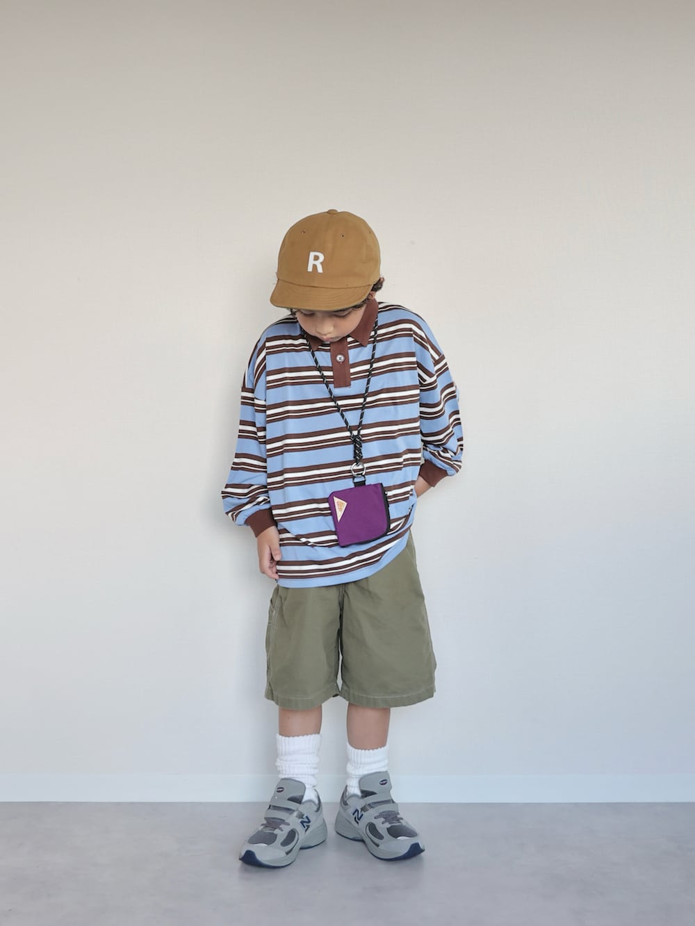 グレー系のスニーカー、ブルー系のTシャツ/カットソー、グリーン系のパンツを着用したキッズの夏コーディネートの2枚目の写真