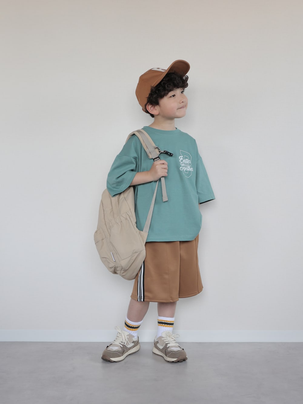 ブラック系のTシャツ/カットソー、パープル系のその他パンツ、ブラウン系のスニーカーを着用したキッズの春コーディネートの2枚目の写真