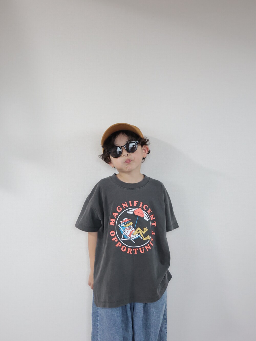 グレー系のTシャツ/カットソー、ブルー系のデニムパンツ、ベージュ系のサンダルを着用したキッズの夏コーディネートの5枚目の写真