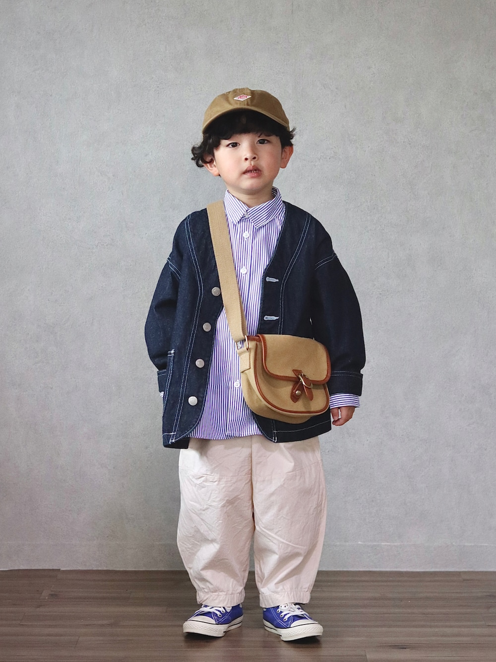 ブルー系のカバーオール、ブルー系のシャツ/ブラウス、ホワイト系のその他パンツを着用したキッズの春コーディネートの4枚目の写真