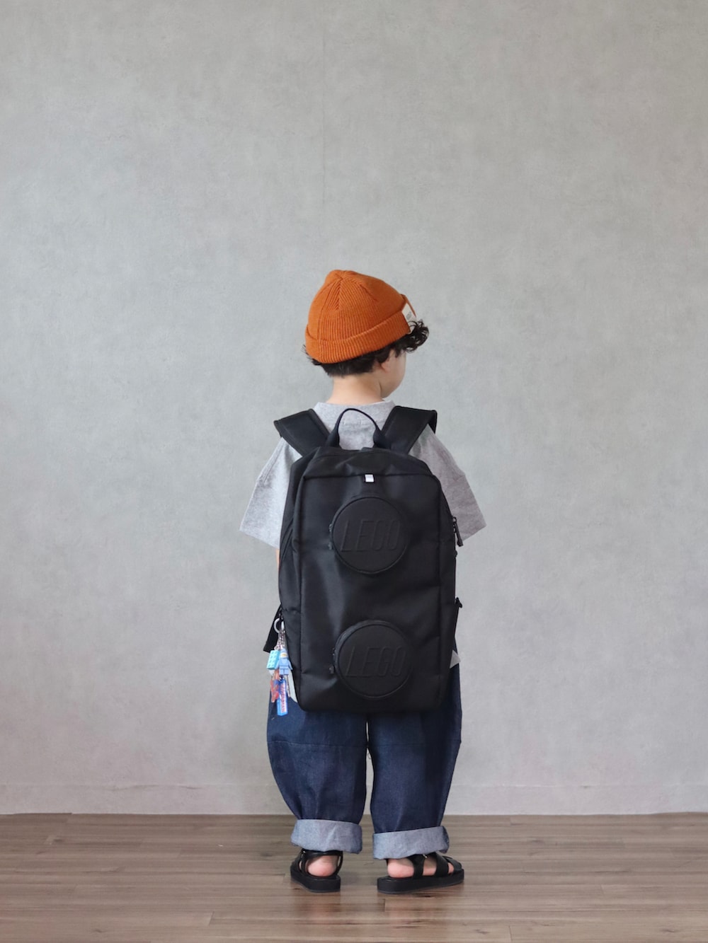 グレー系のTシャツ/カットソー、ブルー系のその他パンツ、ブラック系のサンダルを着用したキッズの夏コーディネートの2枚目の写真