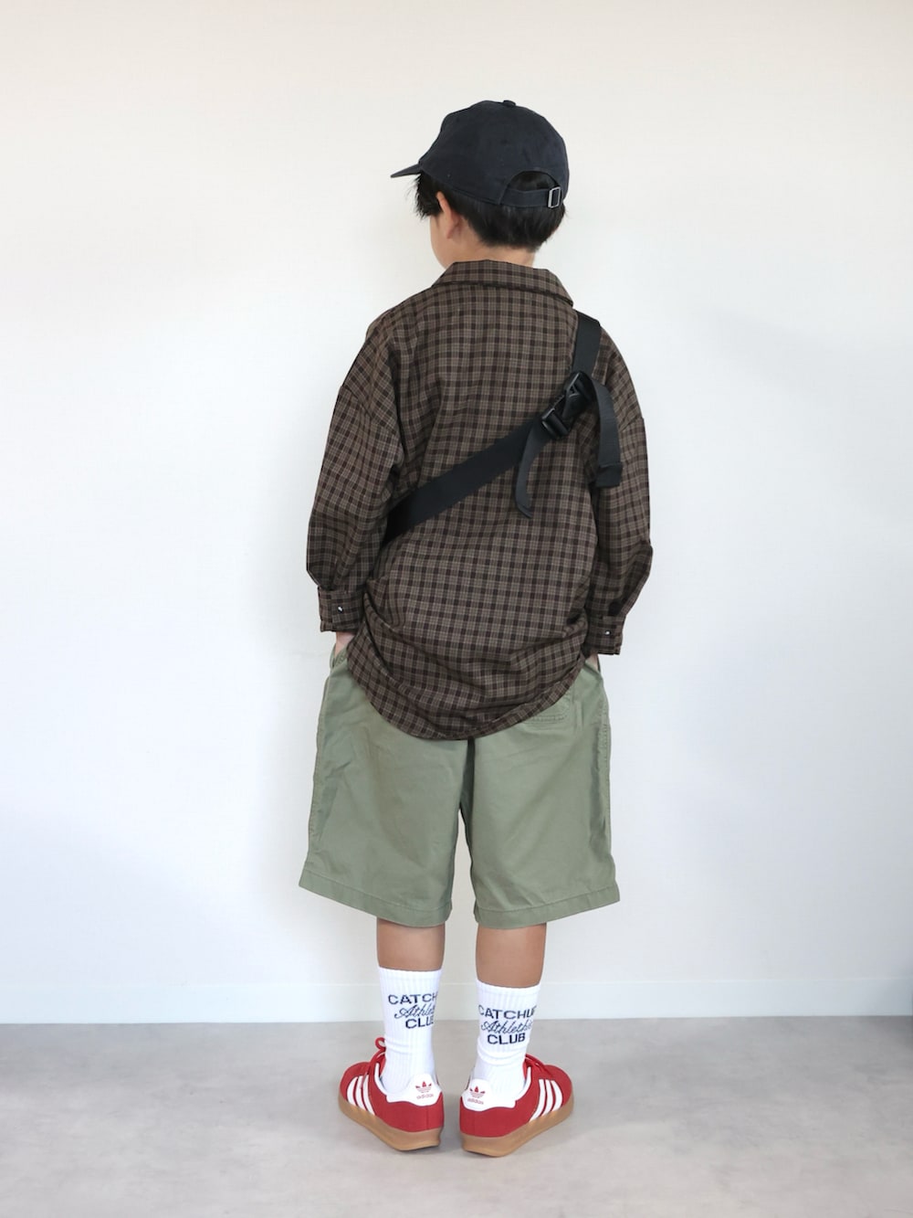 ブラウン系のシャツ/ブラウス、レッド系のスニーカー、グリーン系のパンツを着用したキッズの夏コーディネートの3枚目の写真