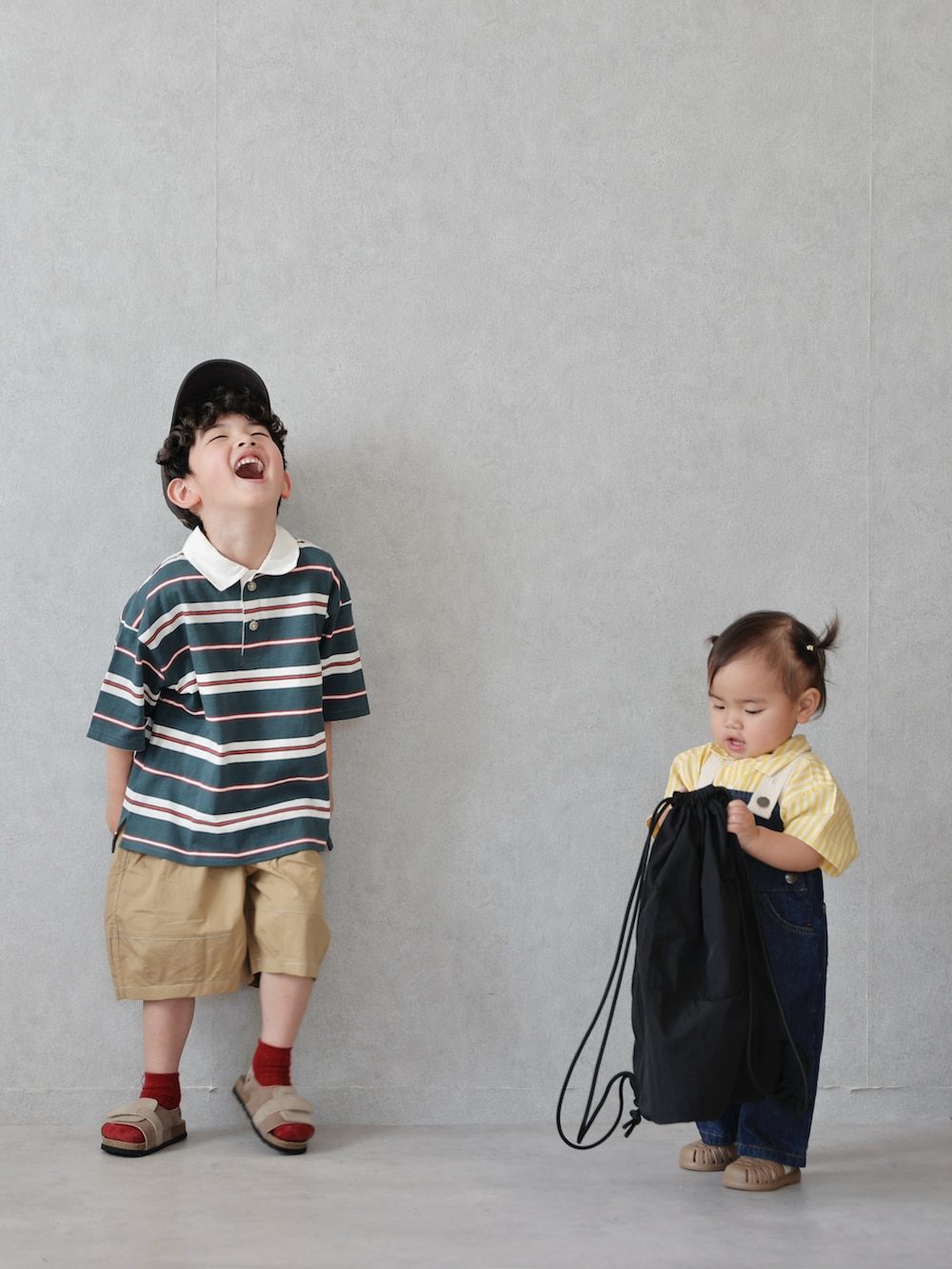 グリーン系のポロシャツ、ベージュ系のその他パンツ、ベージュ系のサンダルを着用したキッズの春コーディネートの5枚目の写真