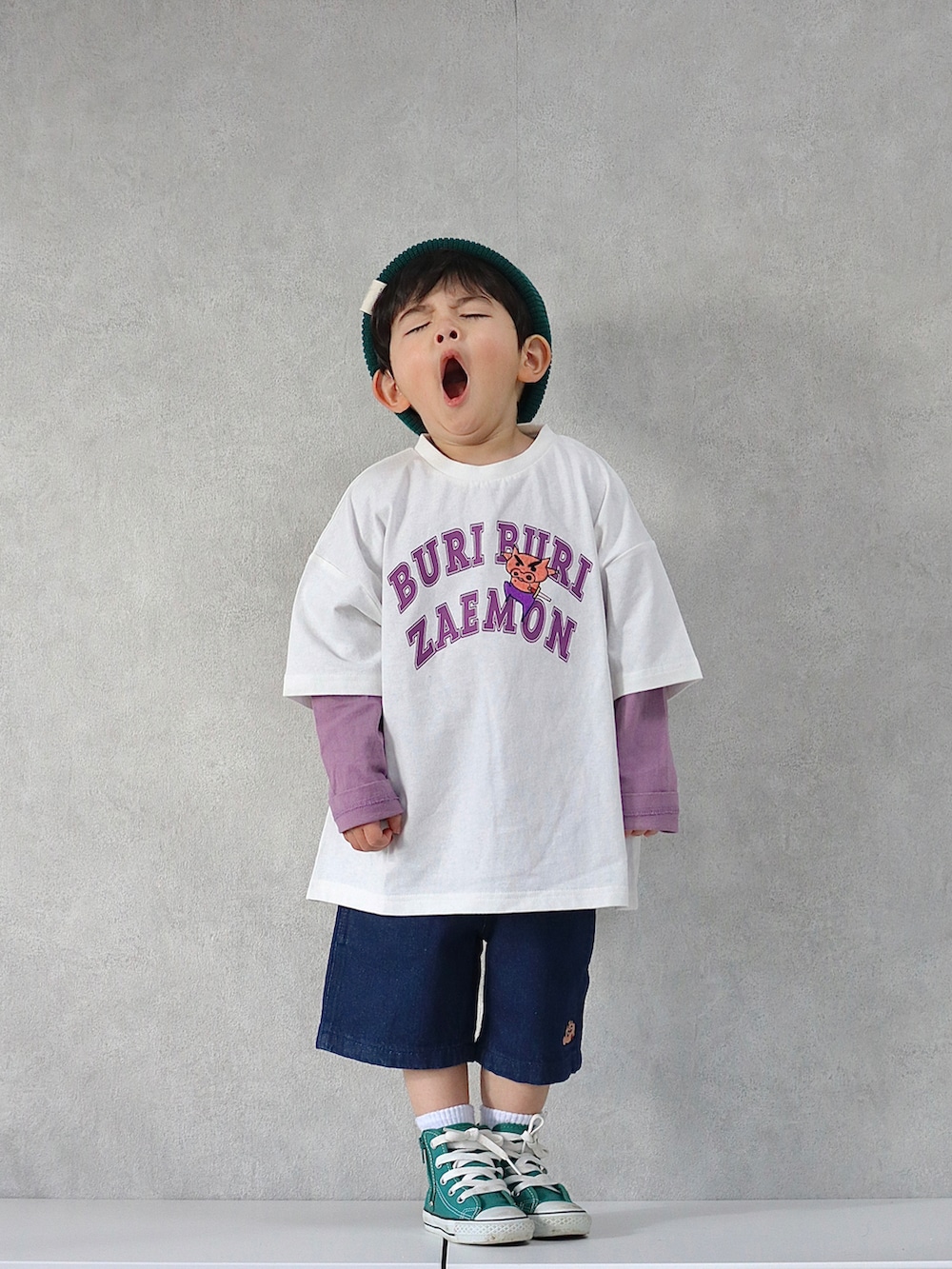 ホワイト系のTシャツ/カットソー、パープル系のTシャツ/カットソー、ブルー系のデニムパンツを着用したキッズの春コーディネートの4枚目の写真