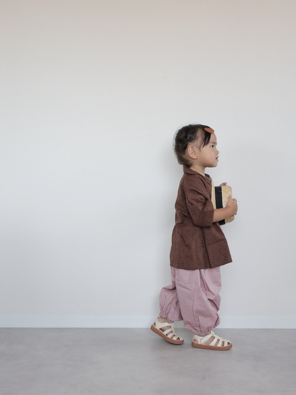 ブラウン系のシャツ/ブラウス、ホワイト系のサンダル、ピンク系のその他パンツを着用したキッズの夏コーディネートの3枚目の写真
