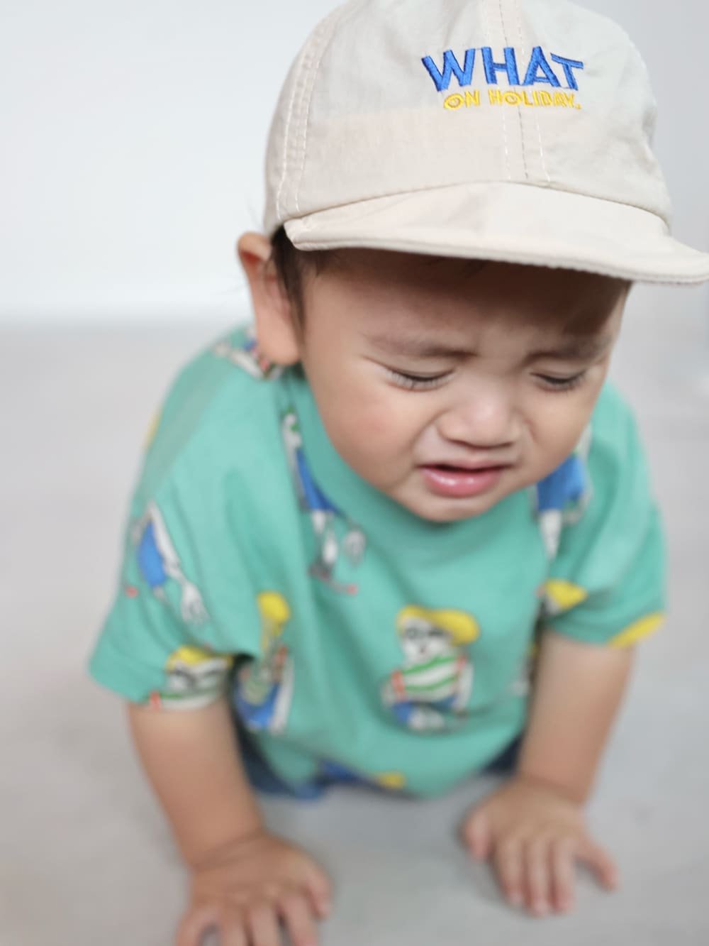 グリーン系のTシャツ/カットソー、ブルー系のその他パンツ、ベージュ系のスニーカーを着用したキッズの夏コーディネートの4枚目の写真