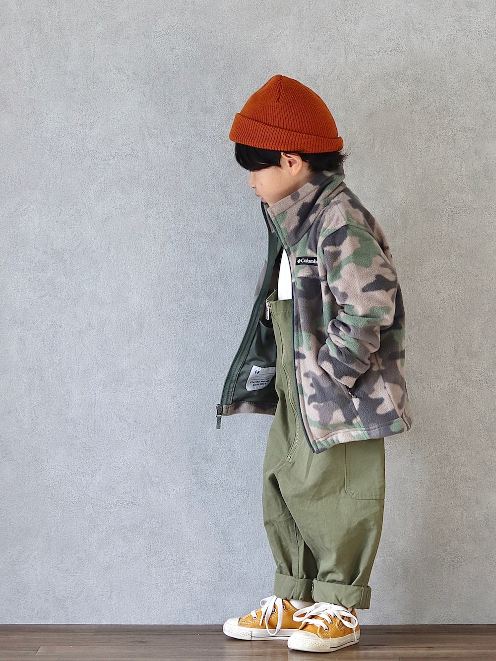 グリーン系のその他アウター、グリーン系のサロペット/オーバーオール、ホワイト系のTシャツ/カットソーを着用したキッズの秋コーディネートの3枚目の写真