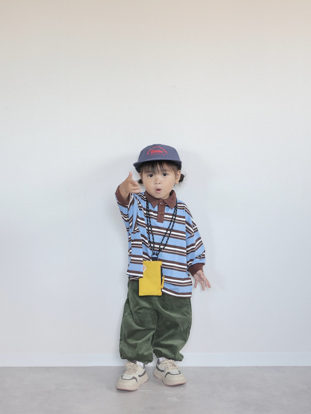 ベージュ系のスニーカー、グリーン系のパンツ、ブルー系のTシャツ/カットソーを着用したキッズの秋コーディネートの5枚目の写真