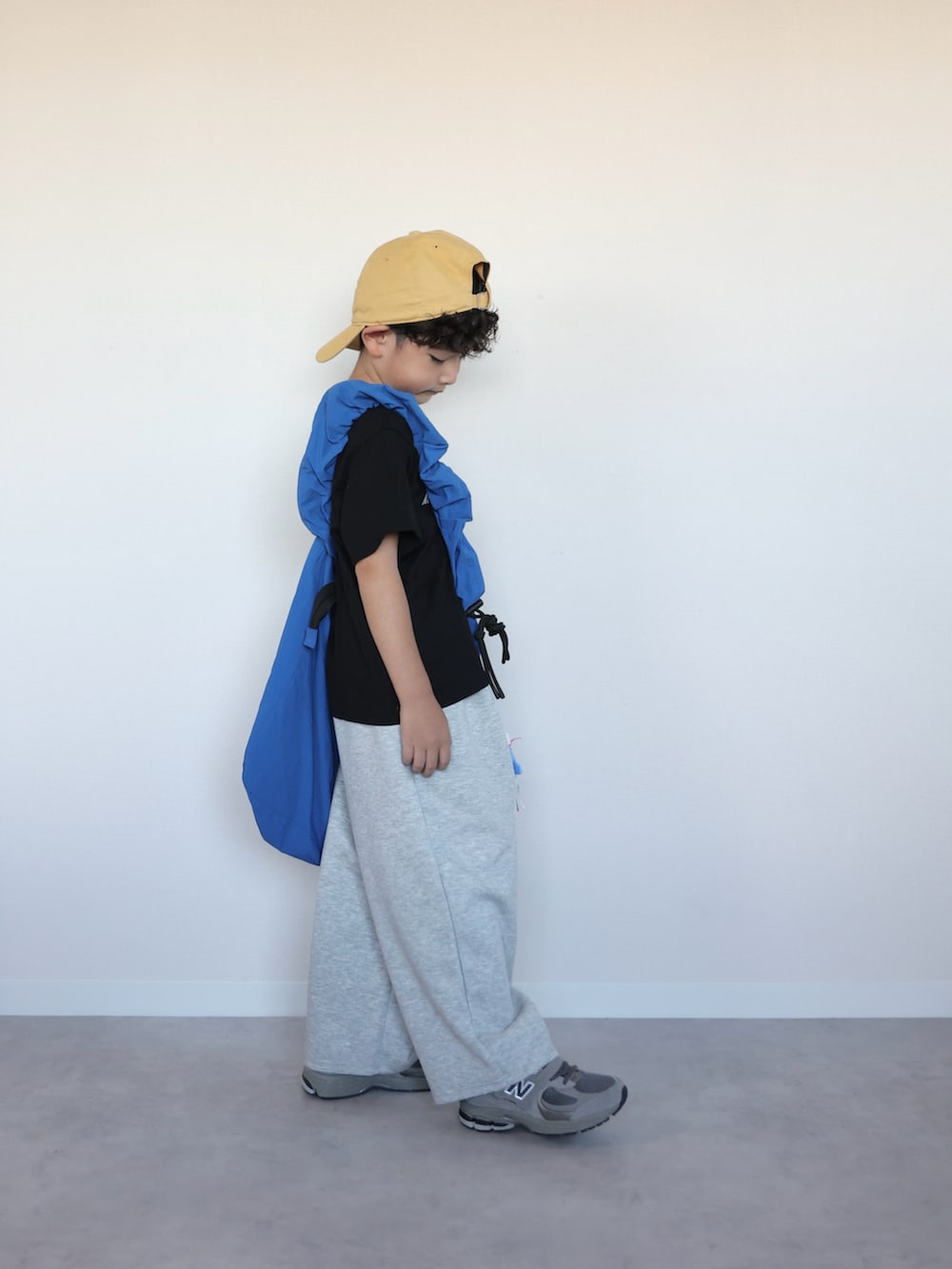 グレー系のスニーカー、ブラック系のTシャツ/カットソー、グレー系のスウェットパンツを着用したキッズの夏コーディネートの2枚目の写真