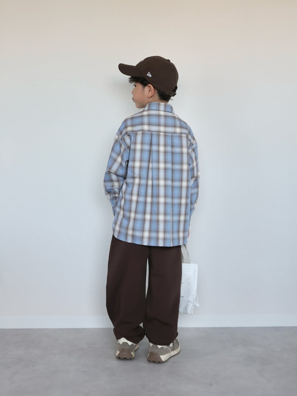 ブルー系のシャツ/ブラウス、その他のトートバッグ、ブラウン系のスニーカーを着用したキッズの夏コーディネートの3枚目の写真