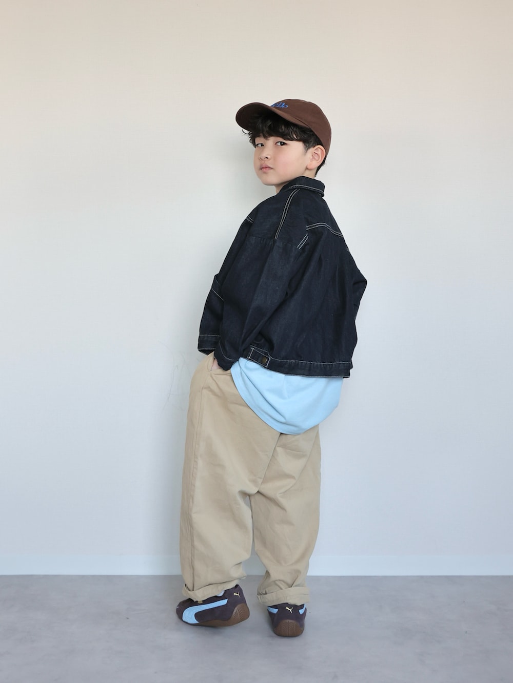 ブルー系のTシャツ/カットソー、ベージュ系のその他パンツ、ブラウン系のスニーカーを着用したキッズの春コーディネートの4枚目の写真