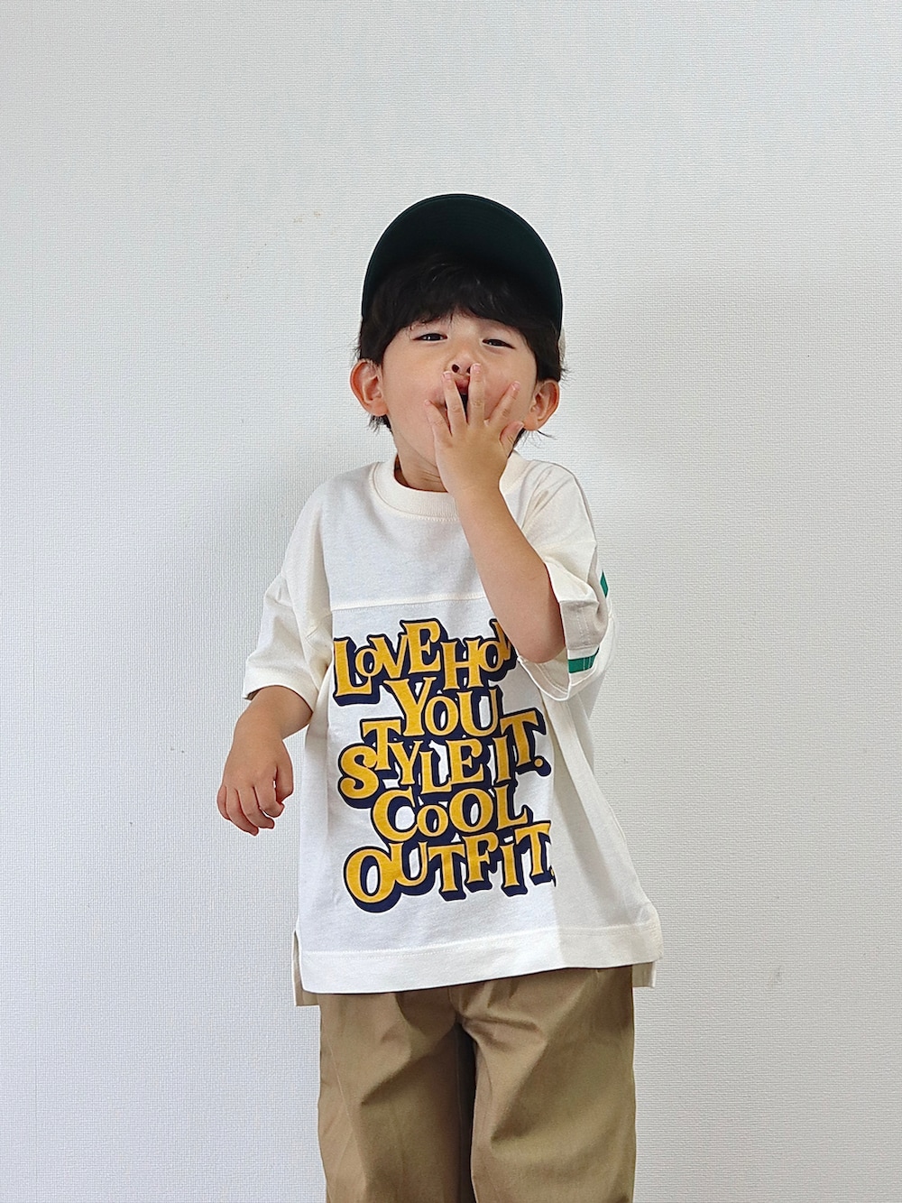 ホワイト系のTシャツ/カットソー、ベージュ系のその他パンツ、イエロー系のスニーカーを着用したキッズの夏コーディネートの4枚目の写真