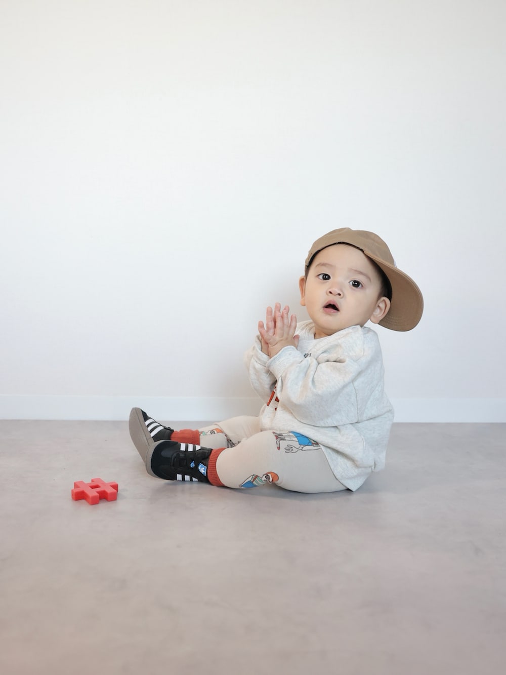 ホワイト系のスウェット、ブラック系のスニーカー、ホワイト系のレギンス/スパッツを着用したキッズの冬コーディネートの4枚目の写真