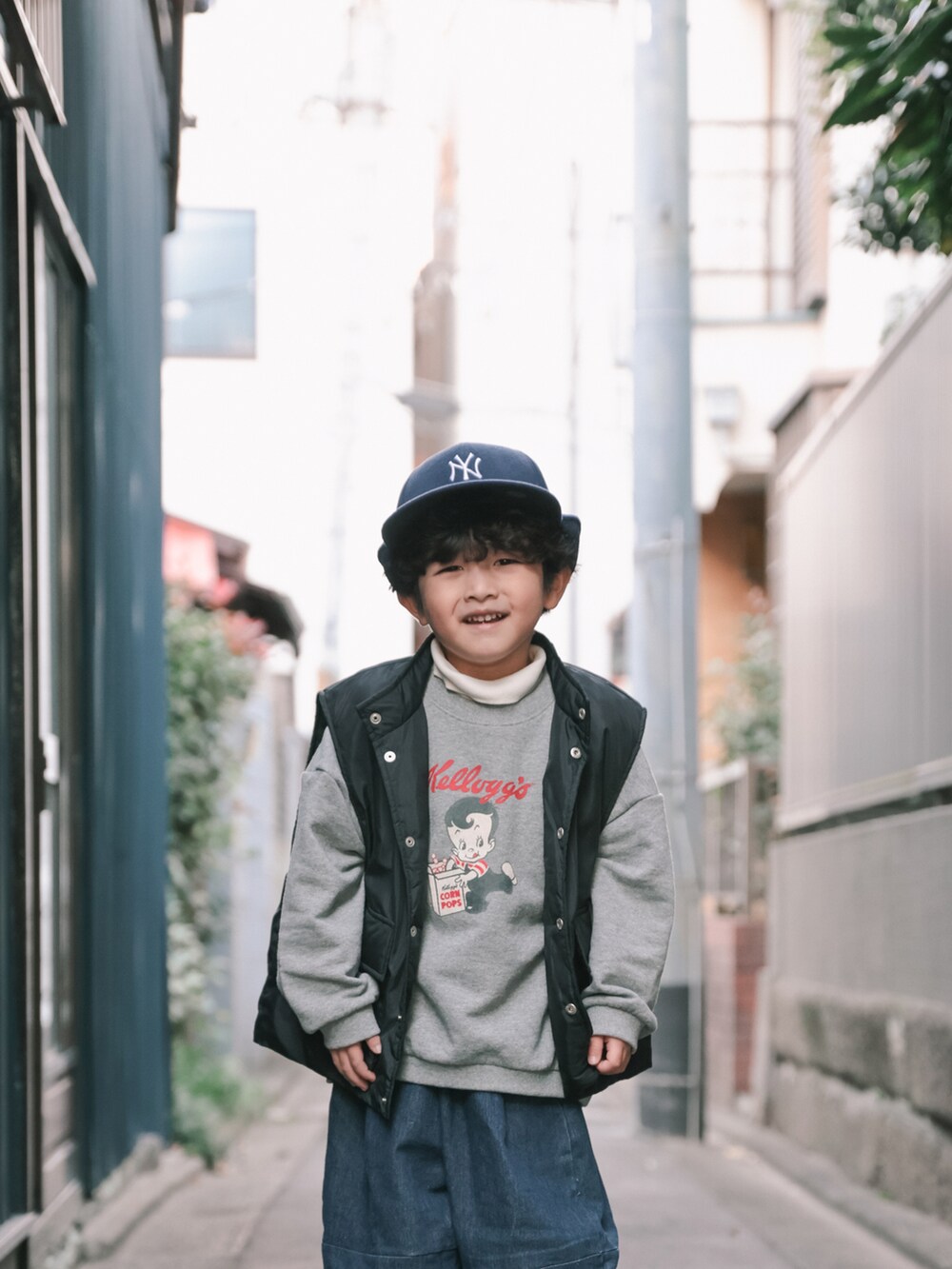 ブラック系のブルゾン、グレー系のスウェット、ホワイト系のTシャツ/カットソーを着用したキッズの秋コーディネートの3枚目の写真