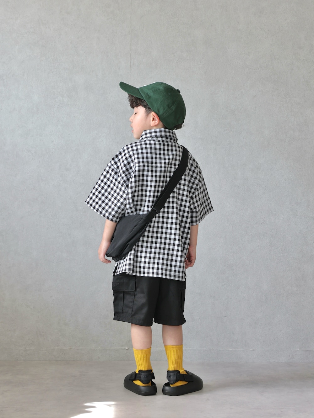 ブラック系のシャツ/ブラウス、ブラック系のその他パンツ、ブラック系のサンダルを着用したキッズの春コーディネートの3枚目の写真