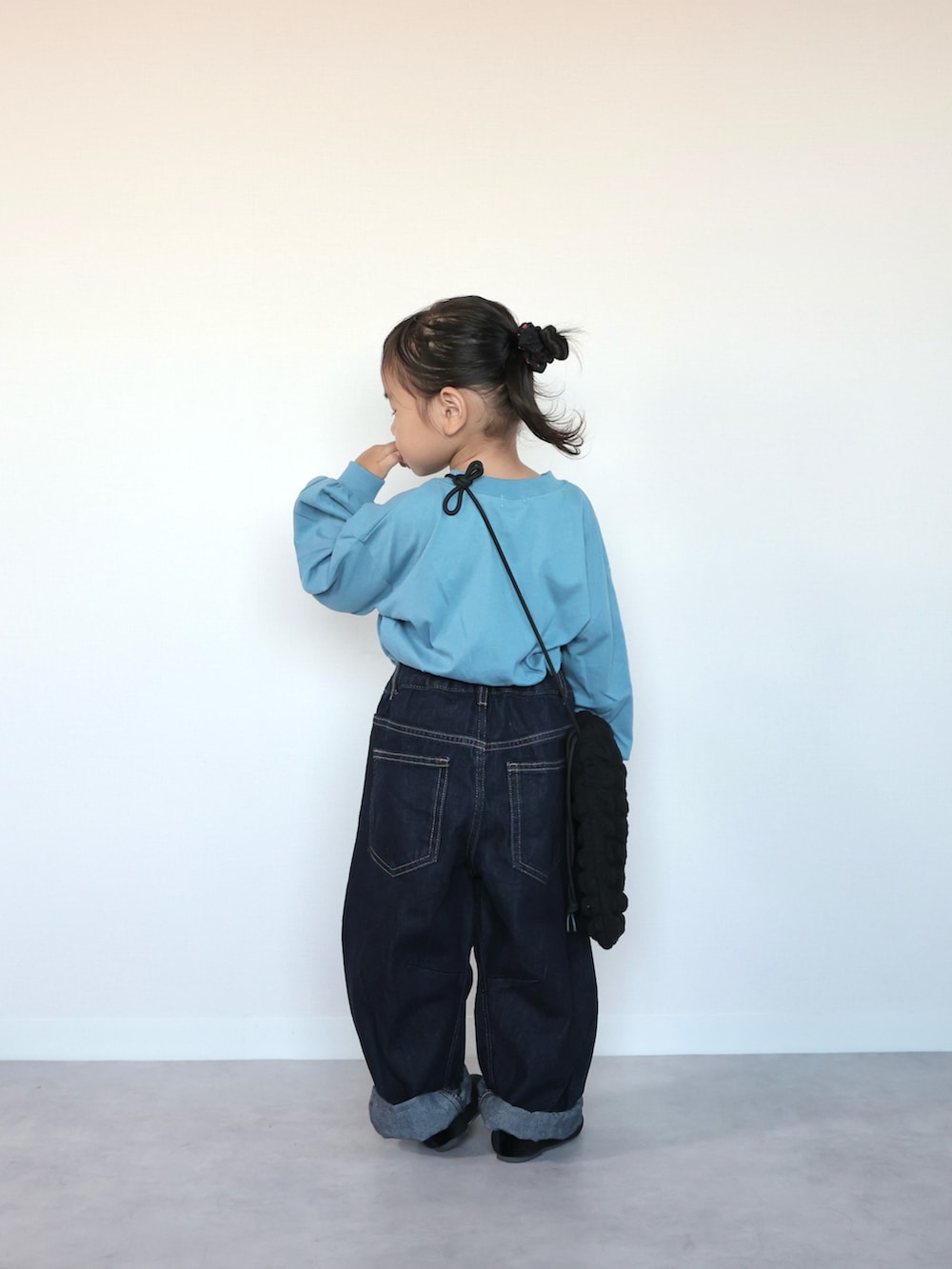 ブラック系のドレスシューズ、ブルー系のTシャツ/カットソー、ブラック系のショルダーバッグを着用したキッズの夏コーディネートの3枚目の写真
