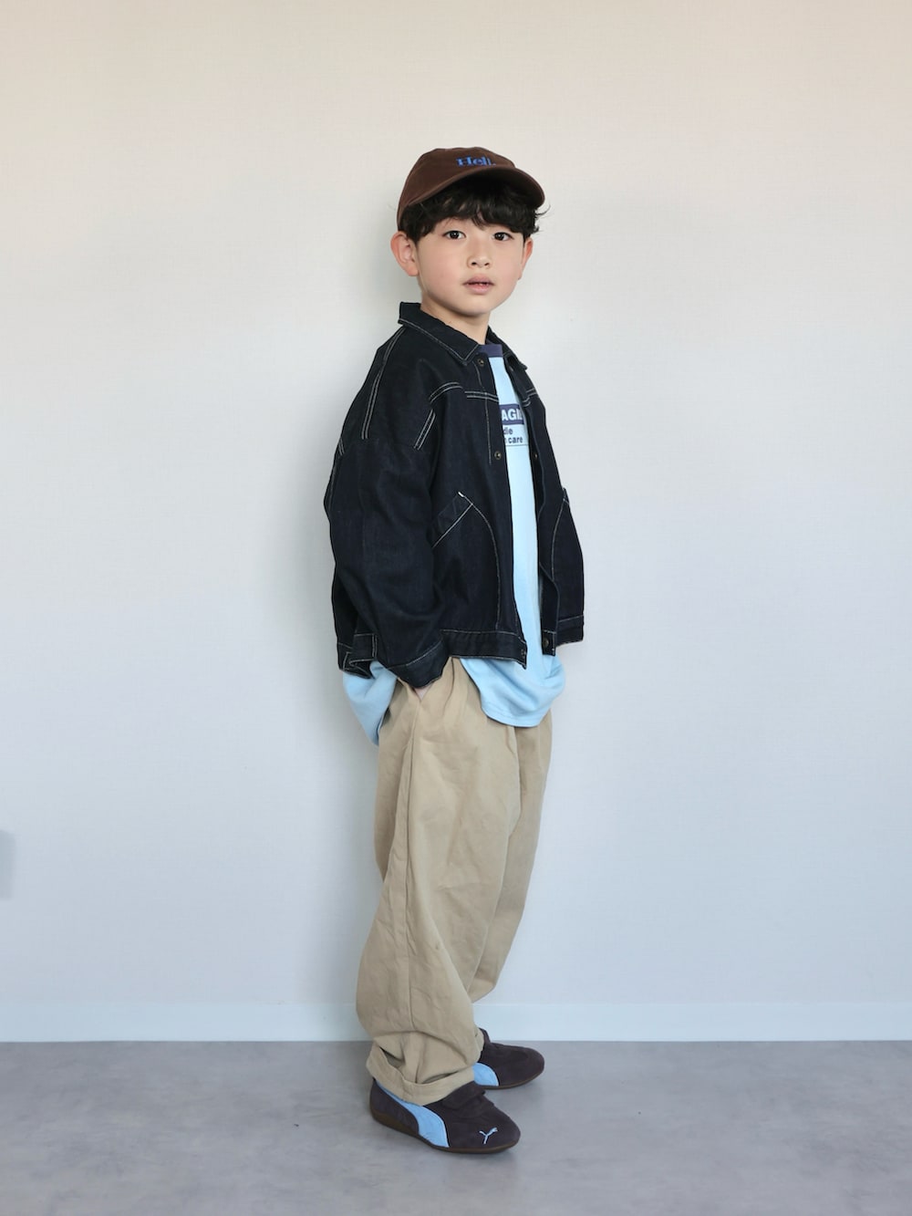 ブルー系のTシャツ/カットソー、ベージュ系のその他パンツ、ブラウン系のスニーカーを着用したキッズの春コーディネートの2枚目の写真