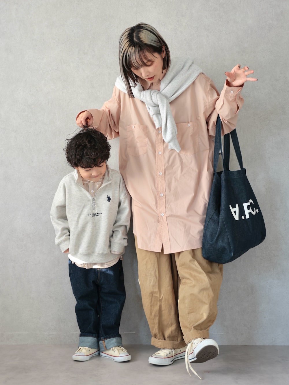 ベージュ系のシャツ/ブラウス、ベージュ系のスウェット、ベージュ系のチノパンツを着用したキッズの冬コーディネートの5枚目の写真
