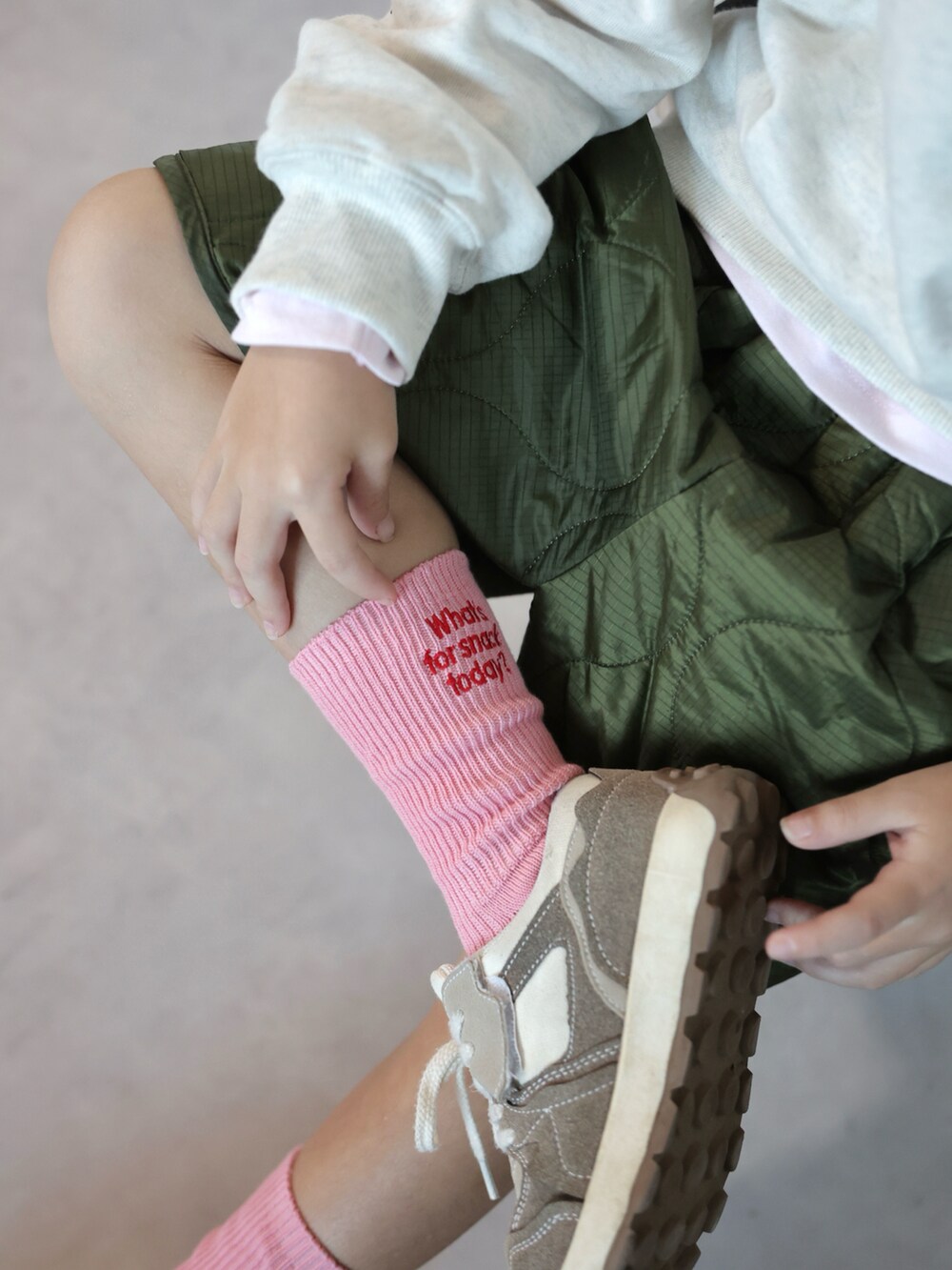 ブラウン系のスニーカー、ベージュ系のスウェット、ピンク系のTシャツ/カットソーを着用したキッズの秋コーディネートの3枚目の写真