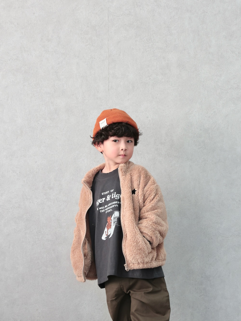 ベージュ系のアンサンブル、グレー系のTシャツ/カットソー、グリーン系のその他パンツを着用したキッズの冬コーディネートの5枚目の写真