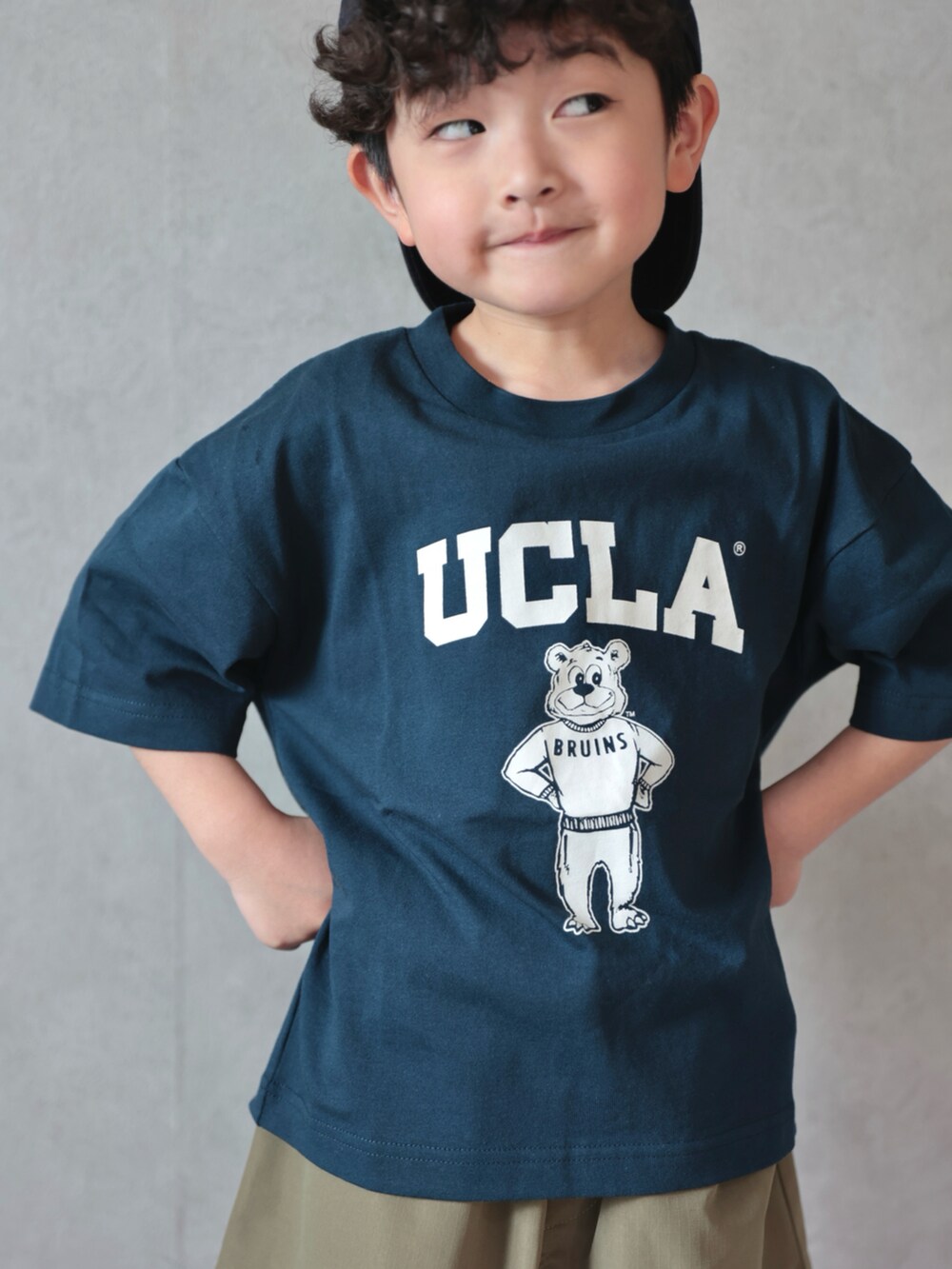 ブルー系のTシャツ/カットソー、グリーン系のパンツ、ブルー系のスニーカーを着用したキッズの春コーディネートの4枚目の写真