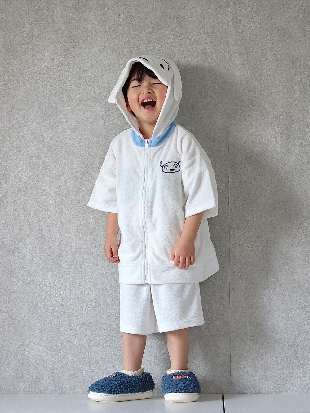 ホワイト系のルームウェア/パジャマ、オレンジ系の家具を着用したキッズの春コーディネートの5枚目の写真