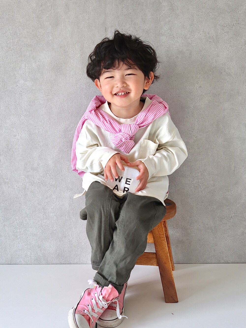 ホワイト系のTシャツ/カットソー、ピンク系のシャツ/ブラウス、グリーン系のその他パンツを着用したキッズの春コーディネートの2枚目の写真