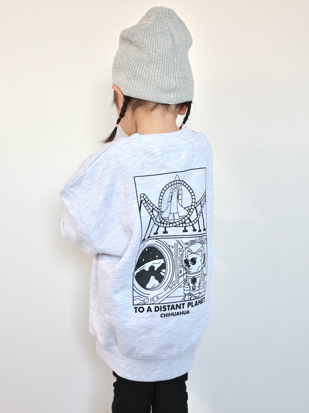 グレー系のスウェット、グレー系のTシャツ/カットソー、グレー系のTシャツ/カットソーを着用したキッズの冬コーディネートの3枚目の写真