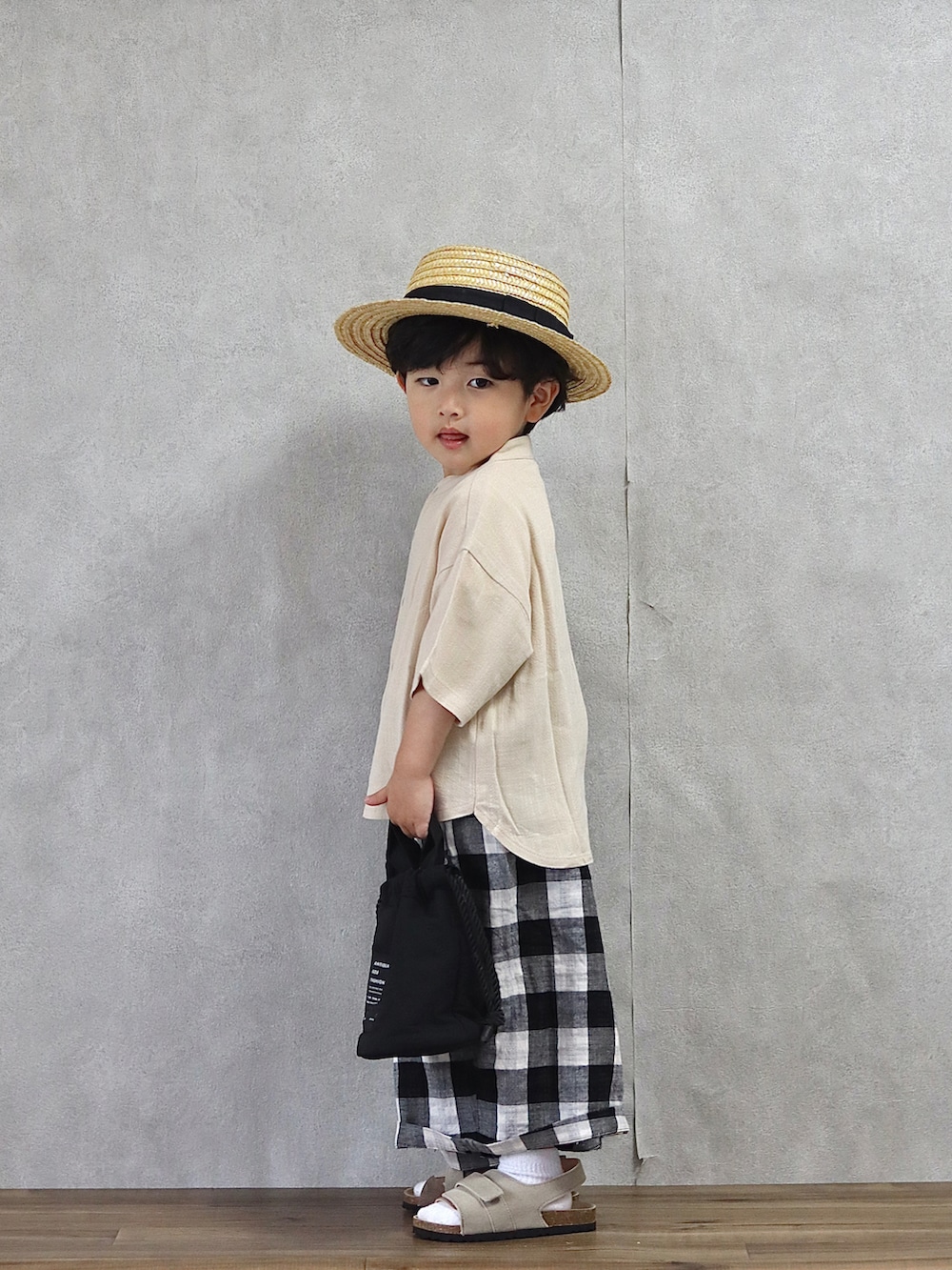 ベージュ系のシャツ/ブラウス、ベージュ系のその他パンツ、ベージュ系のサンダルを着用したキッズの春コーディネートの3枚目の写真