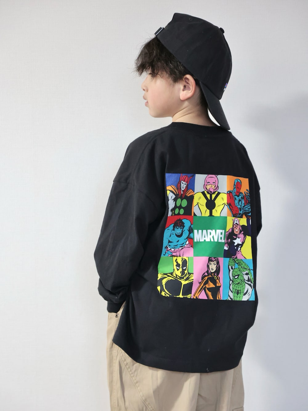 ブラック系のTシャツ/カットソー、ベージュ系のその他パンツ、レッド系のスニーカーを着用したキッズの冬コーディネートの4枚目の写真