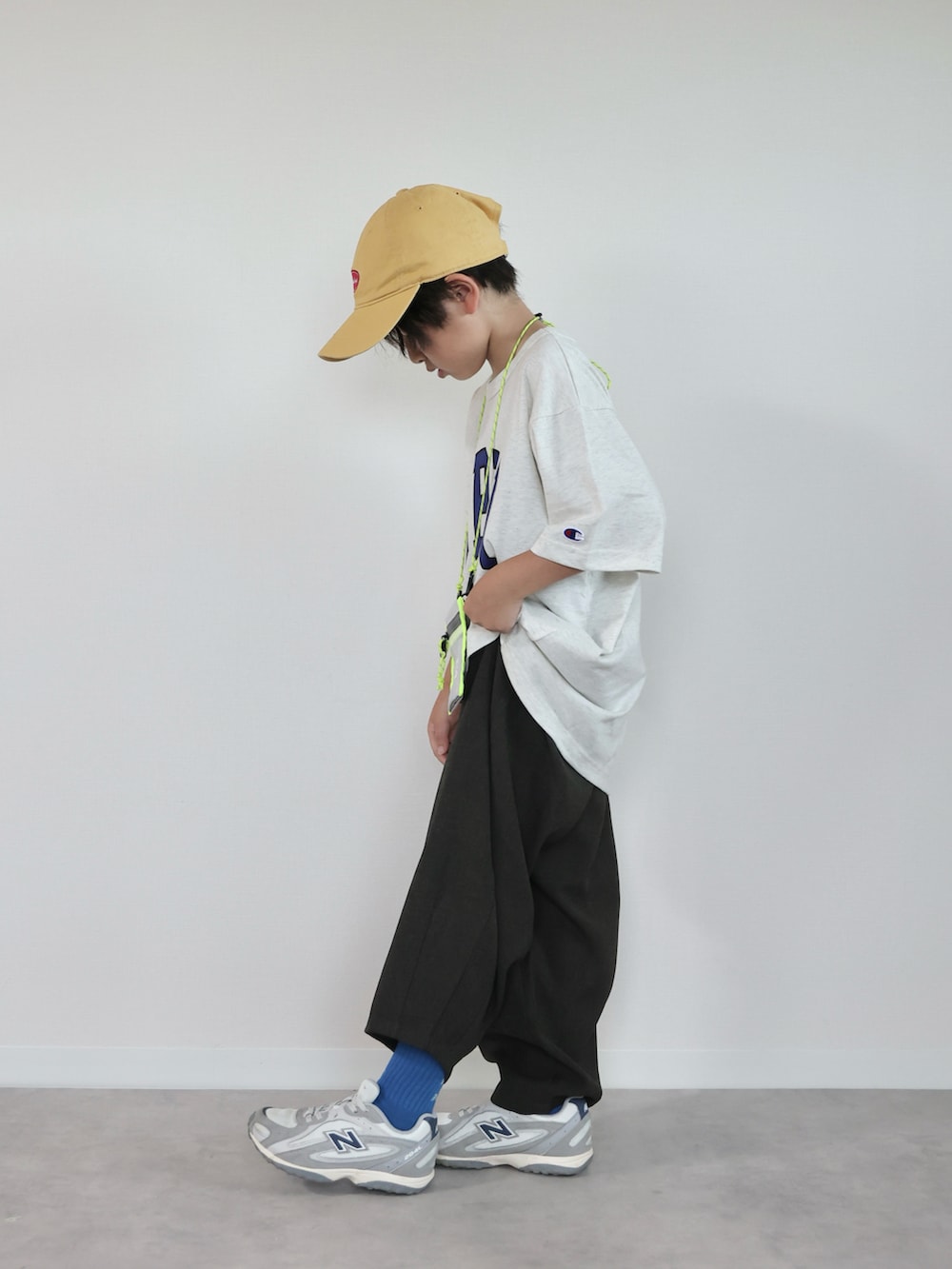 グレー系のその他パンツ、ベージュ系のTシャツ/カットソー、グレー系のスニーカーを着用したキッズの夏コーディネートの3枚目の写真